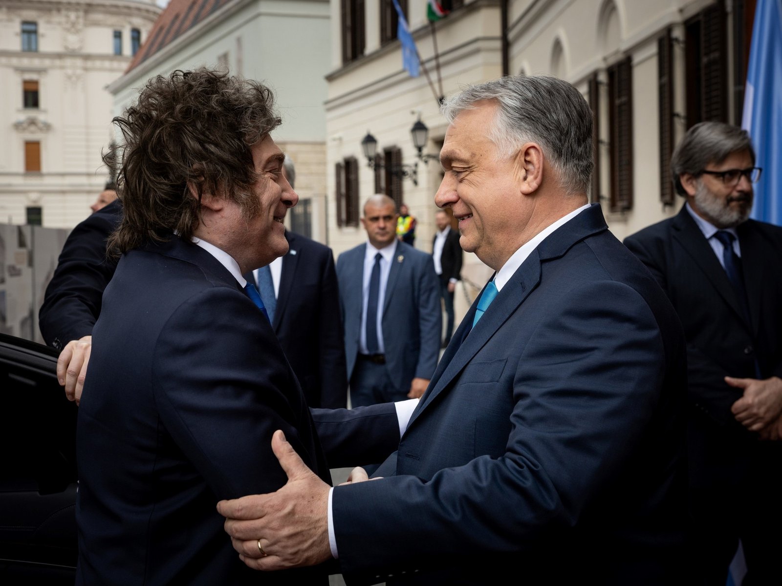 Fin de una era: Viktor Orbán deja el poder y Javier Milei pierde a uno de sus principales aliados