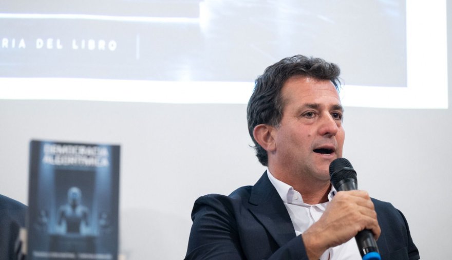 Christian Gribaudo presentó “Democracia Algorítmica” en la Universidad del Este de La Plata