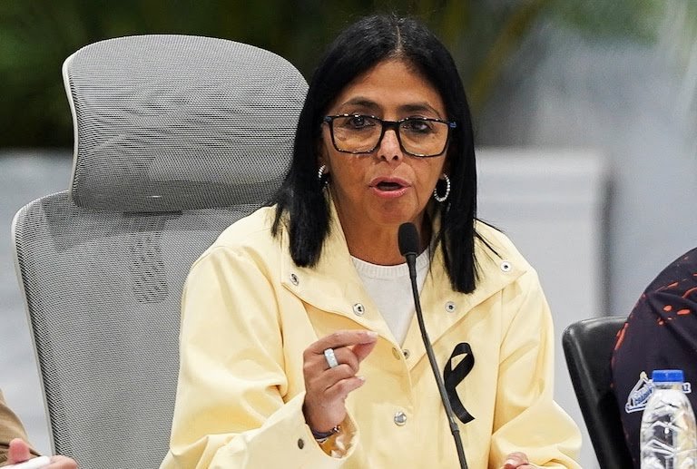 Expertos cuestionan la continuidad del gobierno interino de Delcy Rodríguez al cumplirse el plazo constitucional