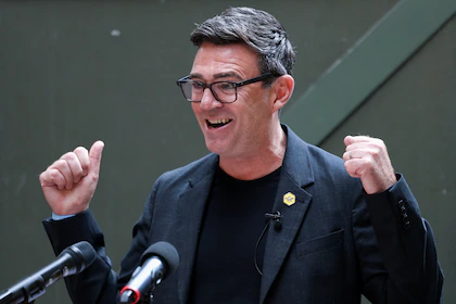 El Partido Laborista confirmará a Andy Burnham como nuevo líder y asumirá el lunes como primer ministro británico