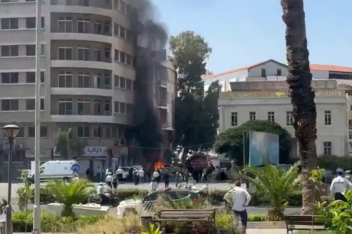 Dos explosiones sacudieron Damasco durante la visita de Macron a Siria: hay al menos 18 heridos